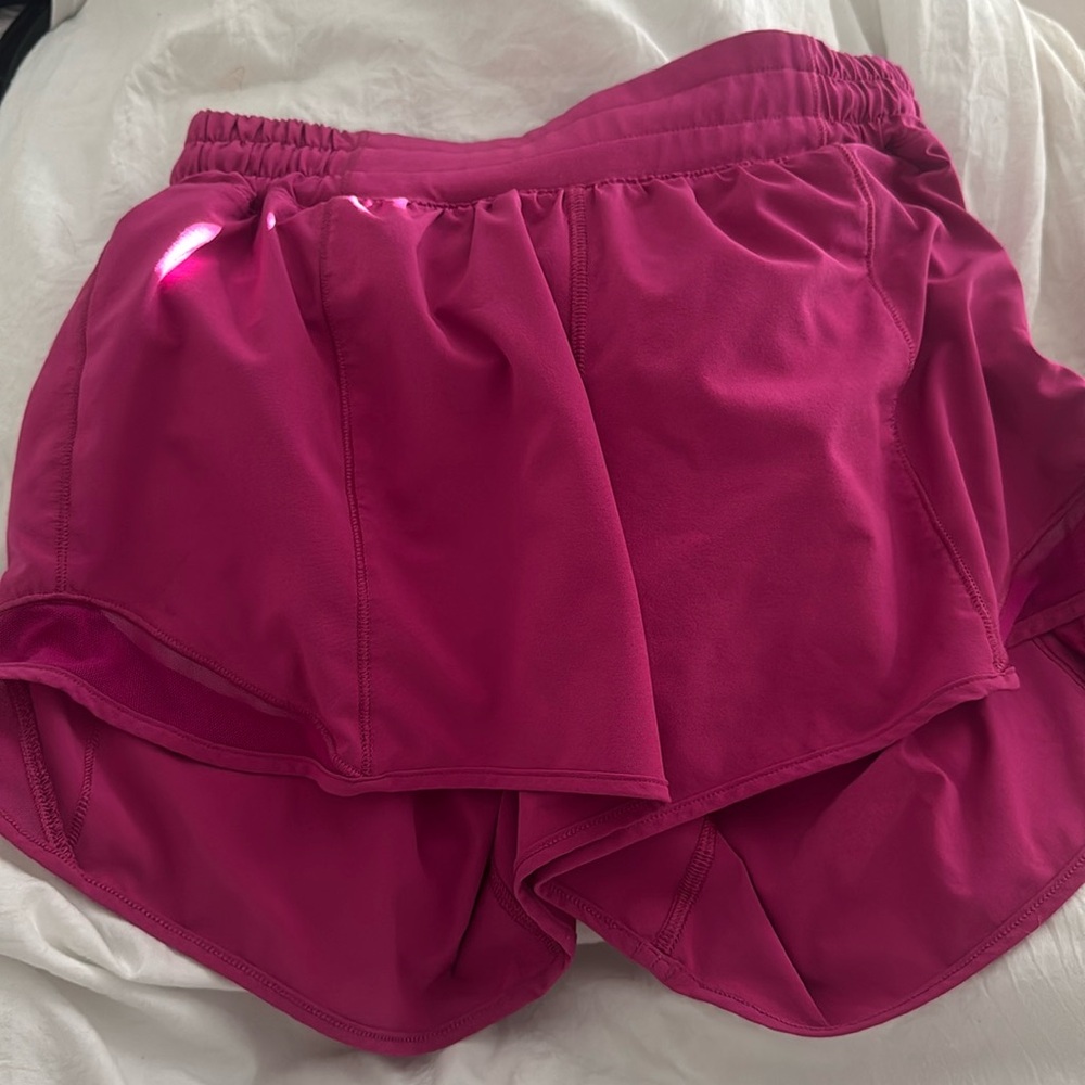 lululemon size 6, 4 in. low rise hotty hot